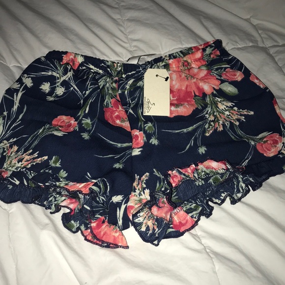 NWT floral shorts 📦🦋💝🌺 - Picture 2 of 3